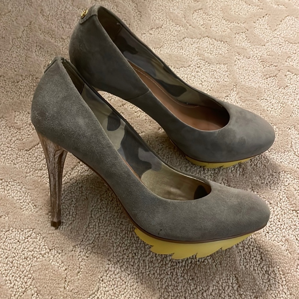 Virgem Madre Platform Pumps